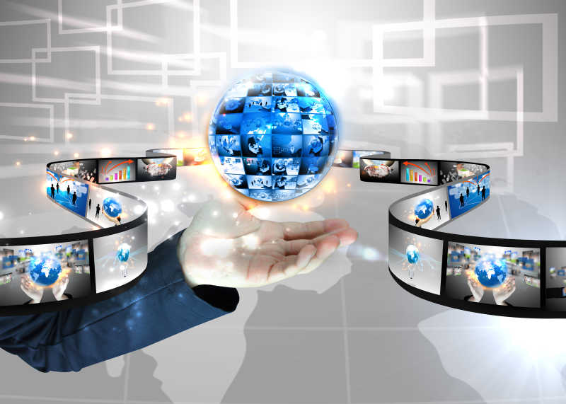 男人手举商业数据球