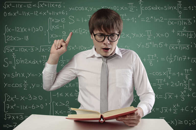 站在黑板前认真读书的学生