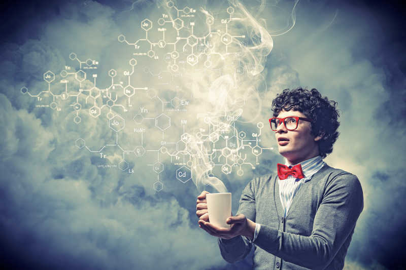 拿着杯子的科学家计算着数据