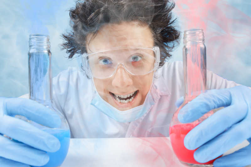 双手拿着红色和蓝色药剂的疯狂科学家