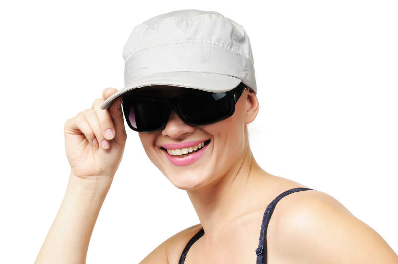 戴着墨镜和帽子的女人特写