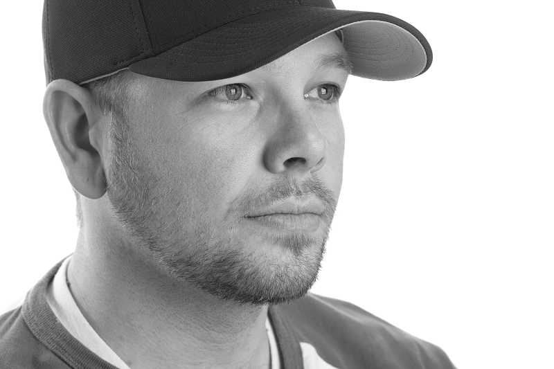 戴棒球帽的年轻人特写