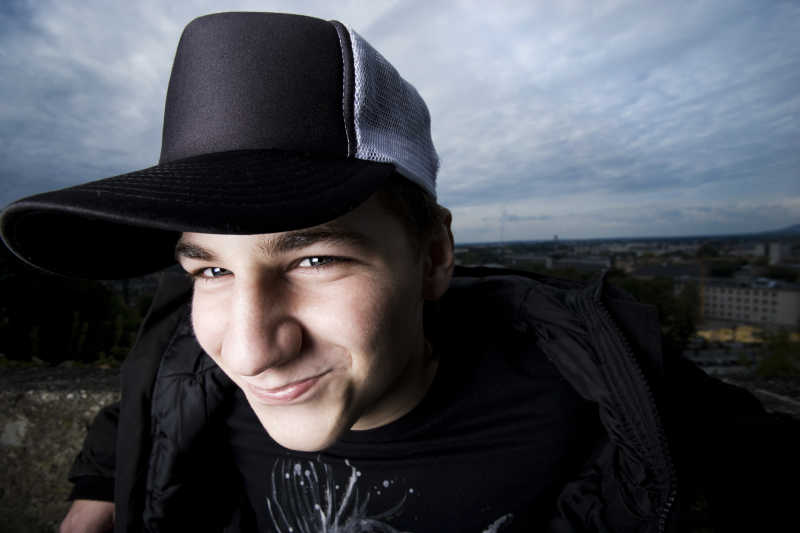 面带笑容的男人戴着棒球帽