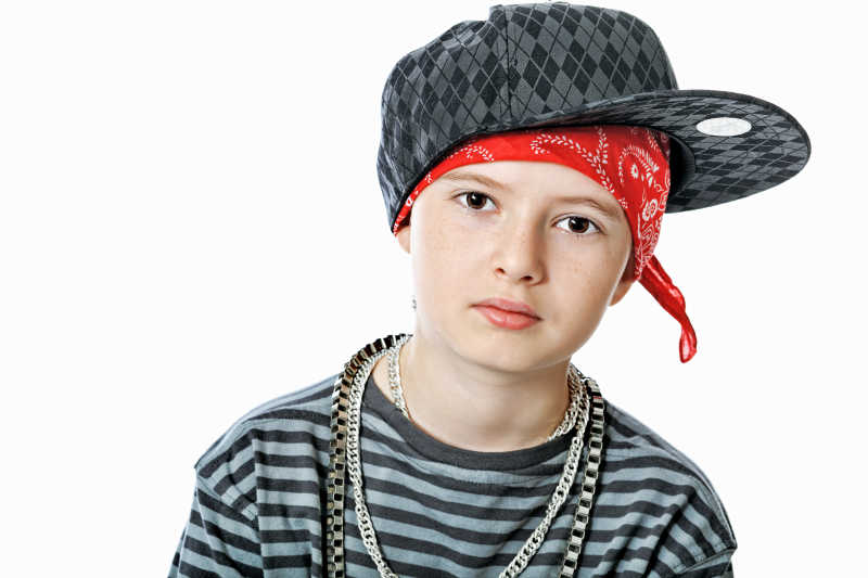 白色背景上戴棒球帽的帅气男孩