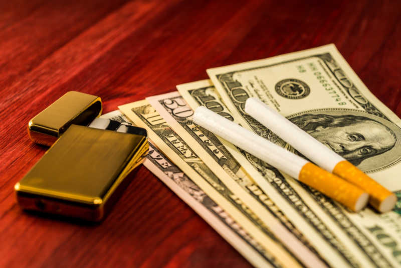 两支香烟和美元