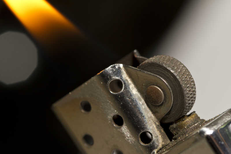 打火机上燃烧的火焰