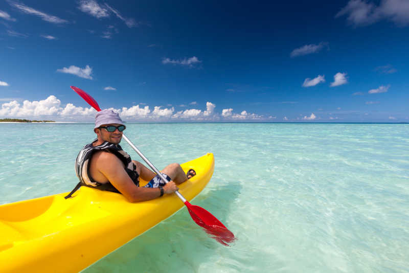 男人在黄色的皮划艇上