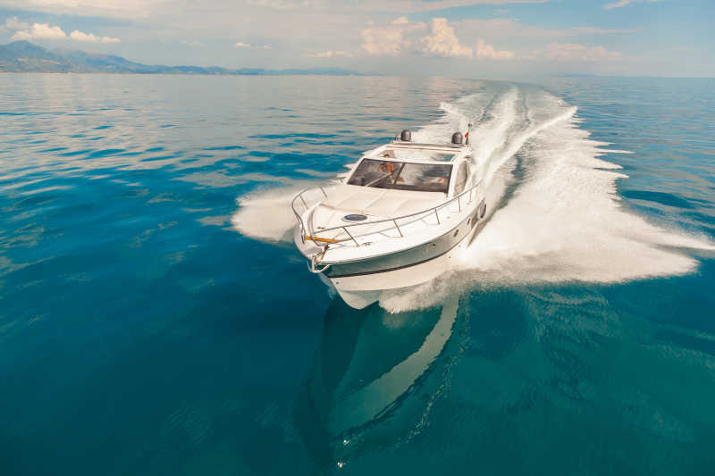 在海上行驶的游艇