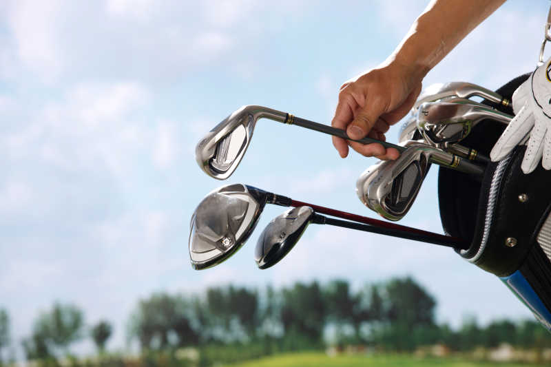 挑选高尔夫球杆的男人