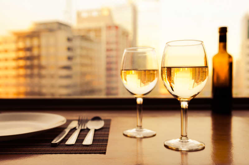 城市背景下的餐厅餐具