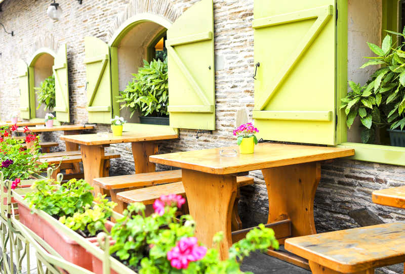 布满绿色植物的户外餐厅