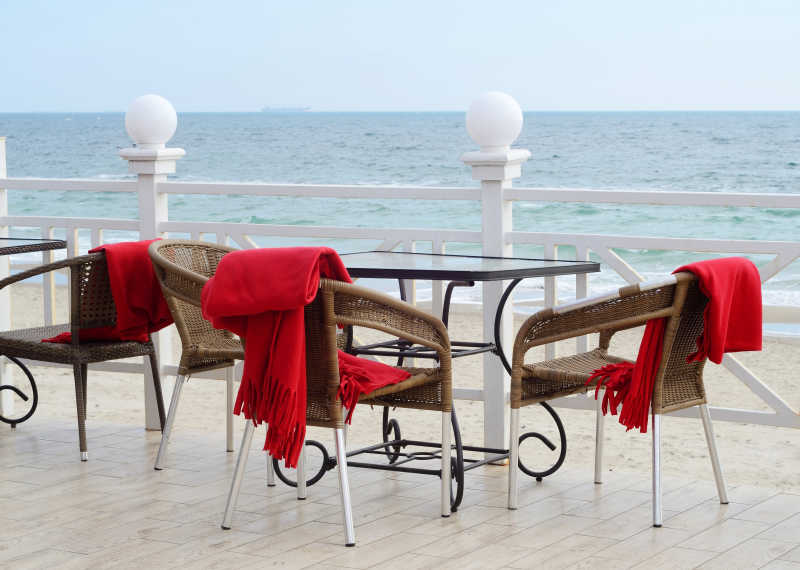 海滩边的户外餐厅桌椅