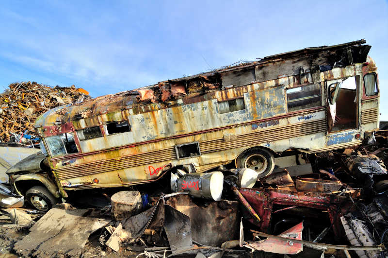 停放在垃圾场的报废车辆