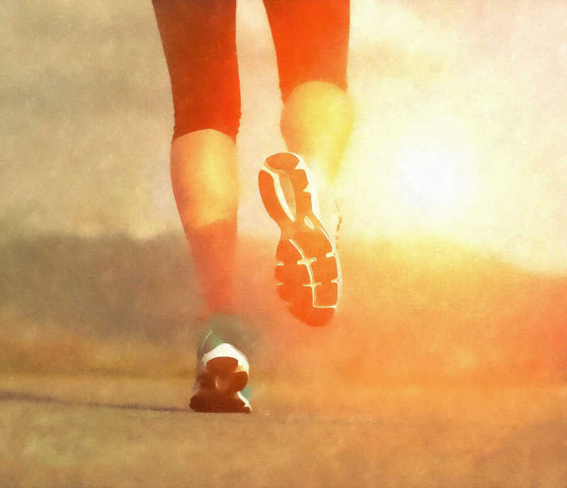 阳光下脚在马路上奔跑的运动员