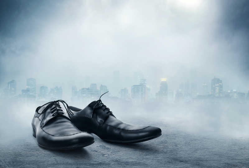 一双黑色男士皮鞋