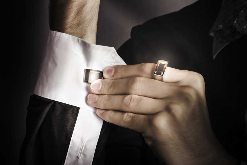 整理袖口的袖扣