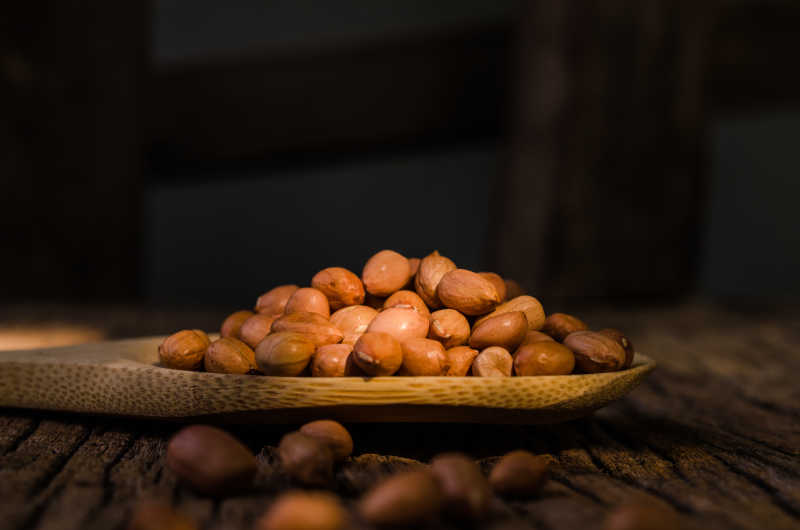 木质物品上的花生