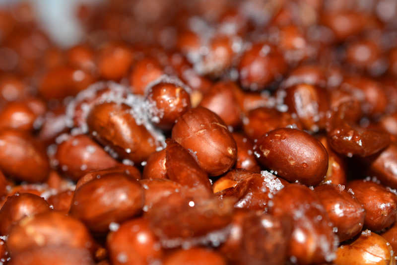 一堆放了盐的花生