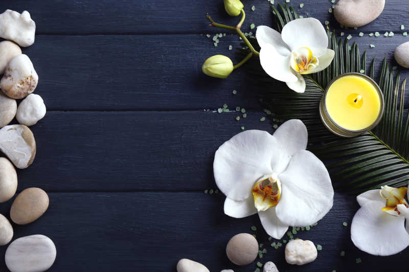 石头白花与蜡烛