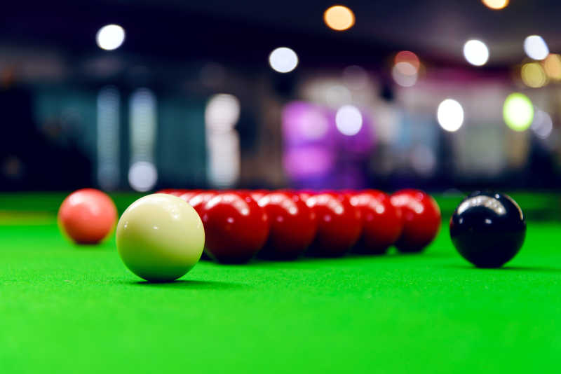 绿色桌上的斯诺克台球