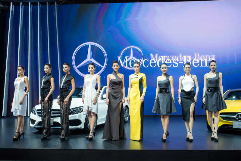 汽车前一排的美丽车模