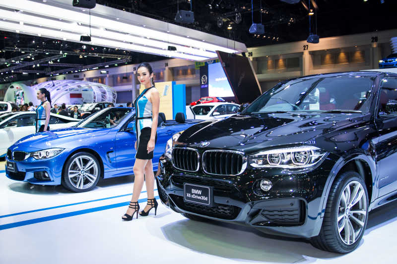 国际汽车博览会上展出的各式汽车