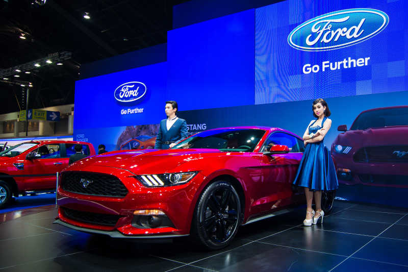 汽车展览会上的红色福特野马