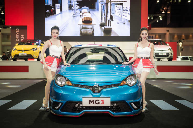 第三十六届曼谷国际汽车展上的蓝色MG和车模
