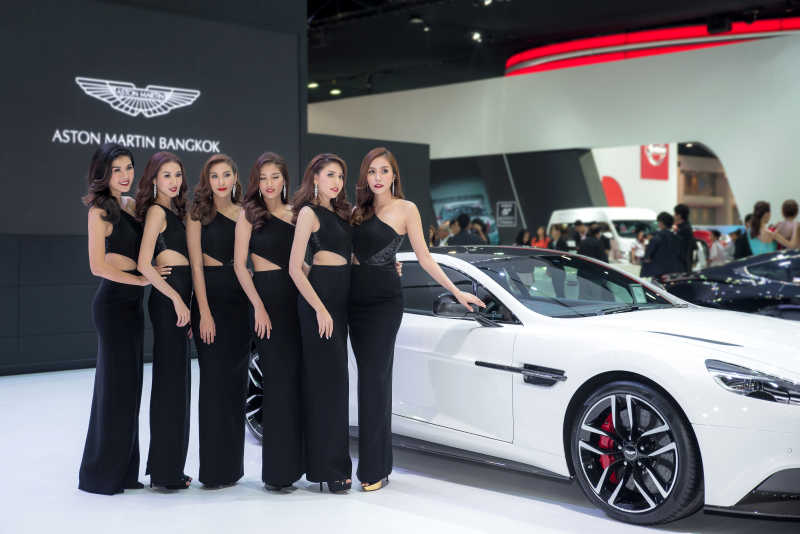 曼谷国际汽车展上的阿斯顿马丁和车模