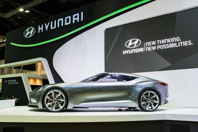 第三十一曼谷国际汽车博览会上的银灰色汽车