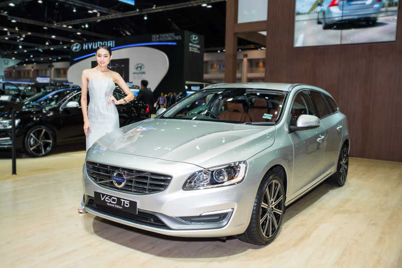 车展上的沃尔沃汽车和车模