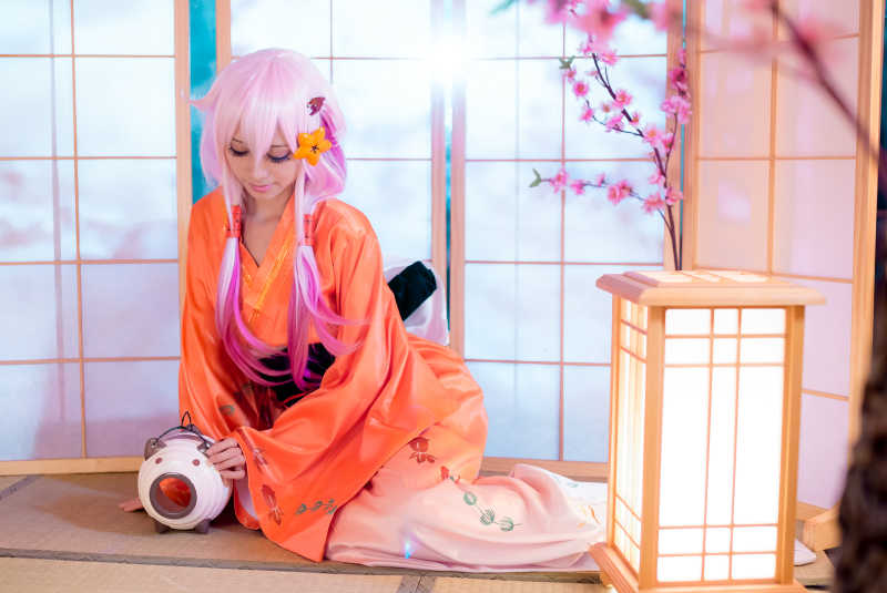 在樱花榻榻米房间角色扮演的女孩