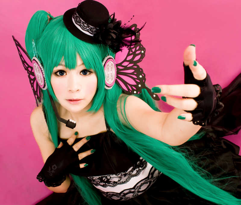 绿色假发的女孩角色扮演