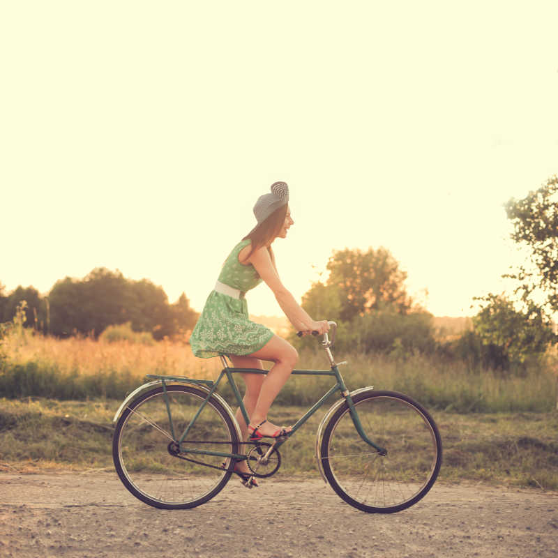 骑在老式自行车上的漂亮女孩