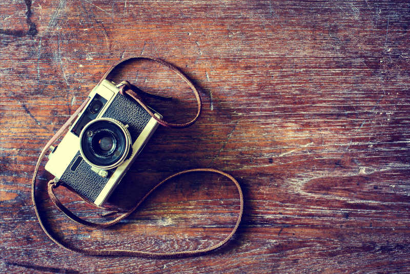 棕色木板上的老式相机