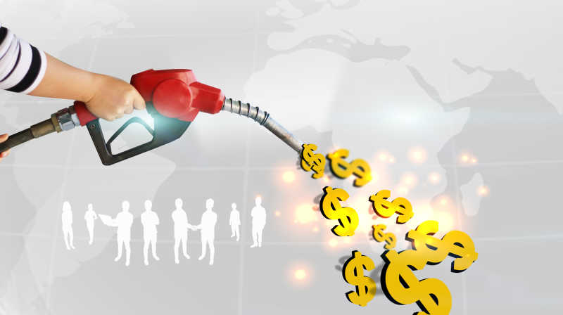 加油枪喷出金钱符号概念图