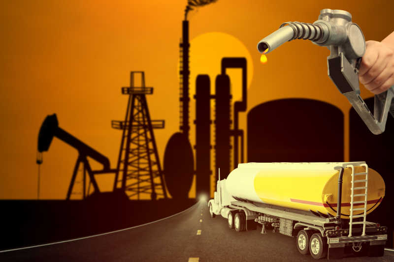 公路上的油罐车和加油枪概念图