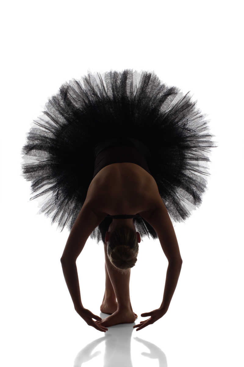 弯着腰的黑天鹅舞者