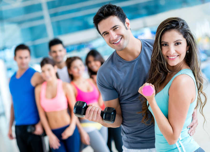 一起健身的一群人