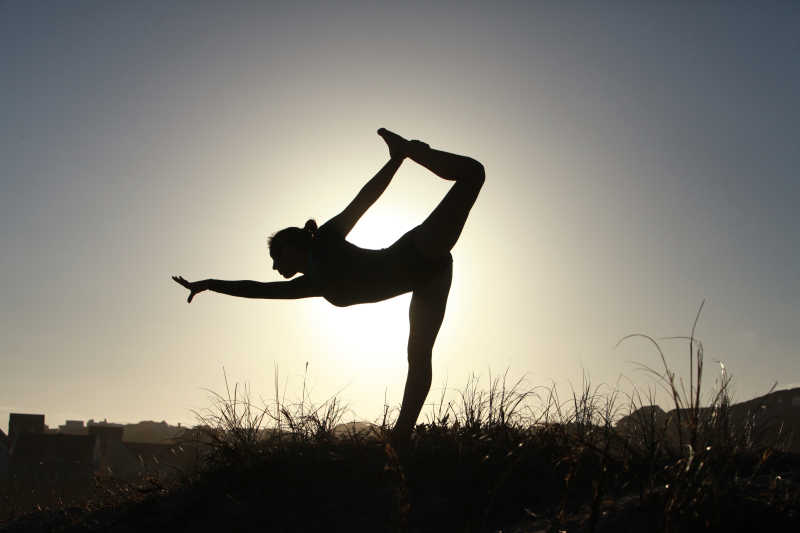 女子练习瑜伽的剪影