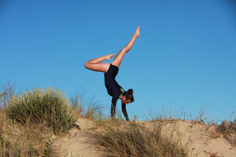 体操运动员在练习动作