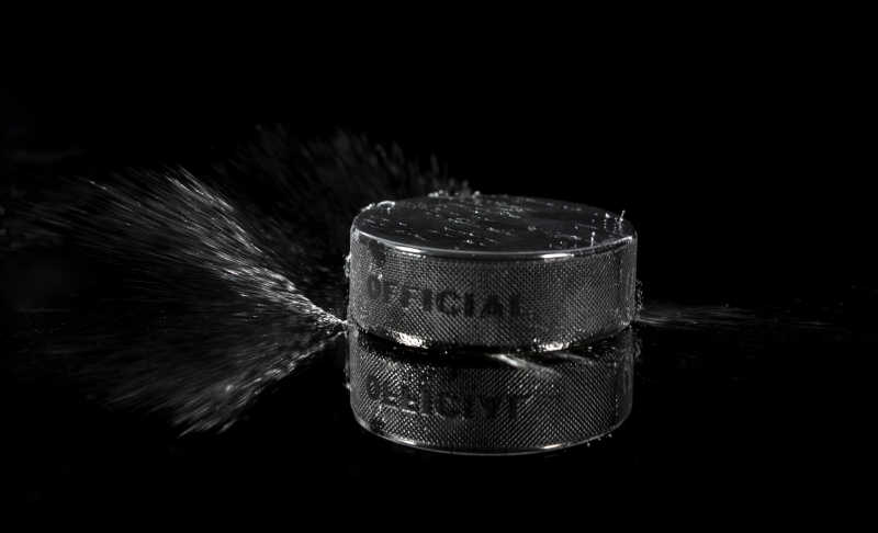 黑色背景下的冰球