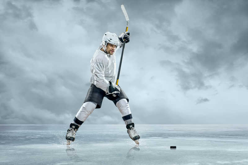 冰面上的曲棍球运动员