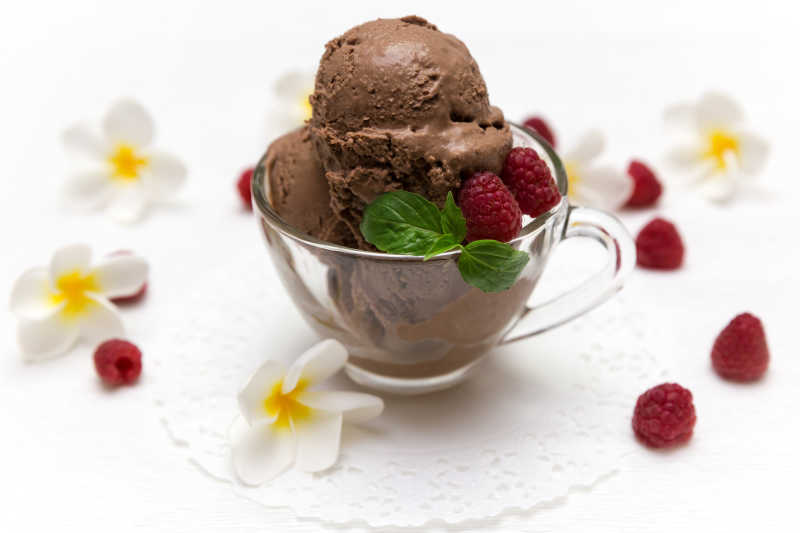 草莓点缀的巧克力冰激凌