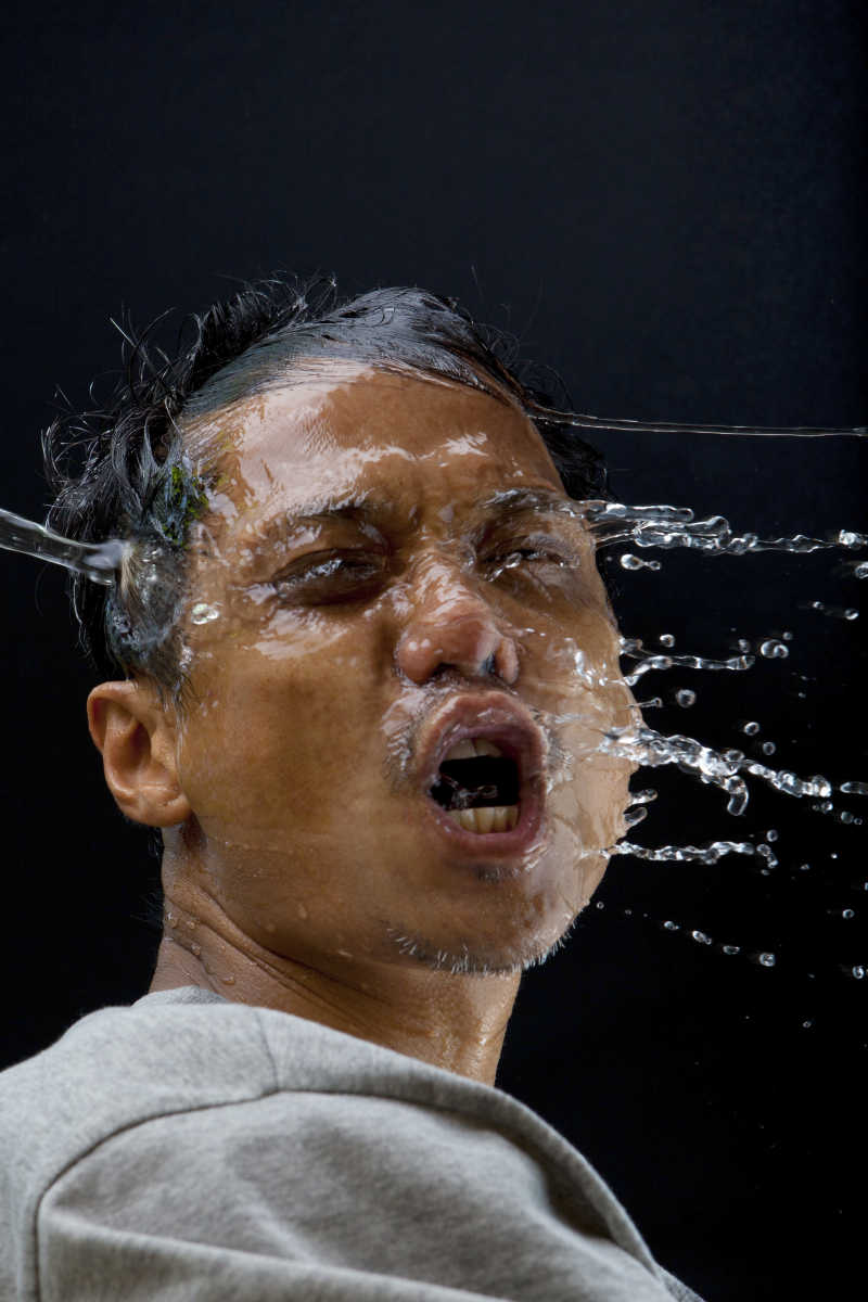 年轻男人往脸上泼水