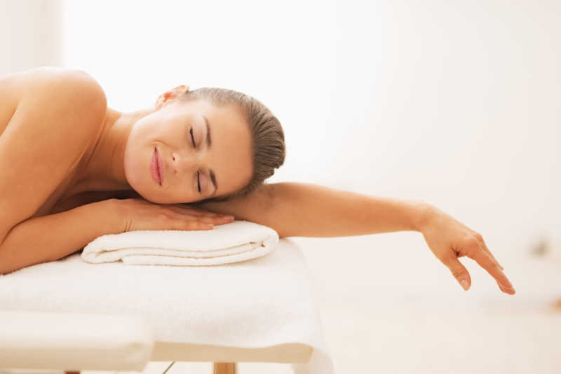 趴在按摩床上放松的女人
