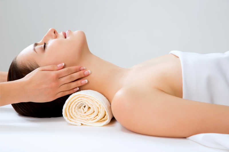 躺着按摩的女人