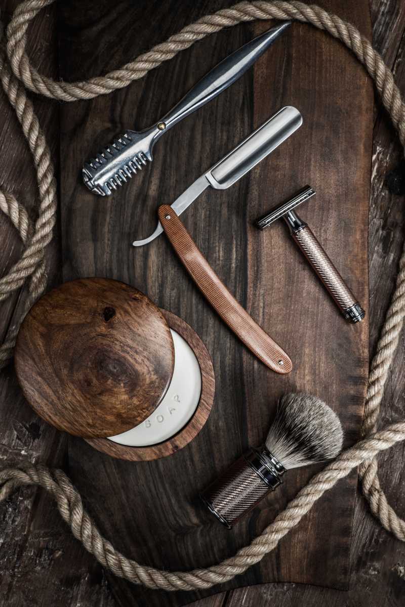 木板上的剃须工具特写