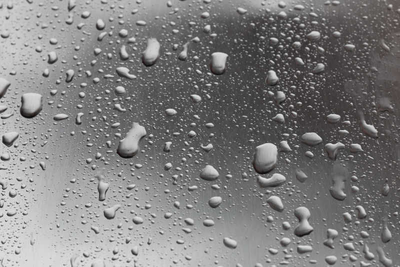 灰色金属表面上的水滴