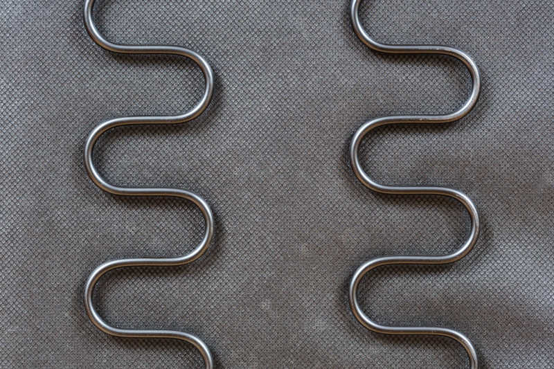 黑色背景下的弯曲钢丝弹簧